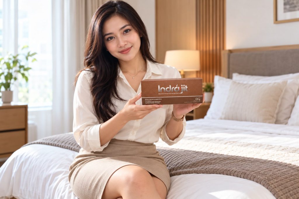 wanita cantik memegang kopi ginseng indrajit
