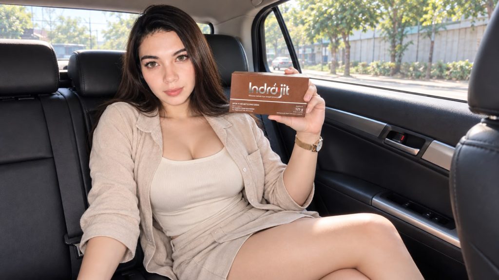 wanita di mobil pegang kopi biar ga lemas